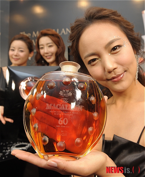 【서울=뉴시스】조종원 기자 = 15일 오전 서울 중구 반얀트리 클럽 앤 스파 서울에서 모델들이 맥캘란 라리끄 스몰 스틸 에디션을 선보이고 있다. 프리미엄 싱글몰트 위스키 맥캘란이 세계적인 크리스탈 명가 라리끄와 손잡고 만든 '맥캘란 라리끄 스몰 스틸 에디션'은 전세계 400병 한정 생산이며 국내에는 10병을 선보인다.&nbsp; choswat@newsis.com