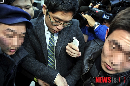 【서울=뉴시스】조성봉 기자 = MC몽이 16일 오전 서울 서초구 서울중앙지법에서 열린 항소심 최종 선고를 받고 취재진의 질문을 피해 황급히 자리를 떠나고 있다. 한편 서울중앙지법 형사항소2부(이재영 부장판사)는 거짓 사유로 입영을 연기한 혐의(위계공무집행방해)로 기소된 가수 MC몽에게 1심과 같이 징역 6월에 집행유예 1년, 사회봉사 120시간을 선고했다. suncho21@newsis.com