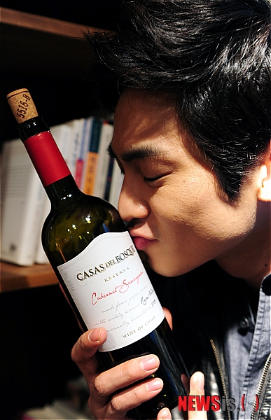 【서울=뉴시스】강진형 기자 = 영화 '완벽한 파트너'의 배우 김산호가 16일 오후 서울 종로구 한 카페에서 가진 인터뷰에 앞서 포즈를 취하고 있다.&nbsp; marrymero@newsis.com