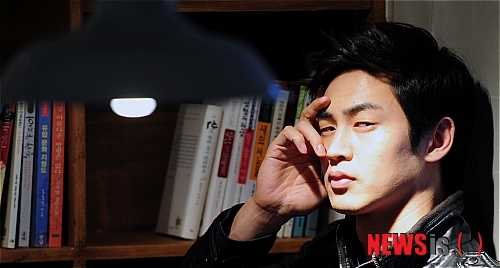 【서울=뉴시스】강진형 기자 = 영화 '완벽한 파트너'의 배우 김산호가 16일 오후 서울 종로구 한 카페에서 가진 인터뷰에 앞서 포즈를 취하고 있다.&nbsp; marrymero@newsis.com