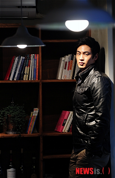 【서울=뉴시스】강진형 기자 = 영화 '완벽한 파트너'의 배우 김산호가 16일 오후 서울 종로구 한 카페에서 가진 인터뷰에 앞서 포즈를 취하고 있다.&nbsp; marrymero@newsis.com