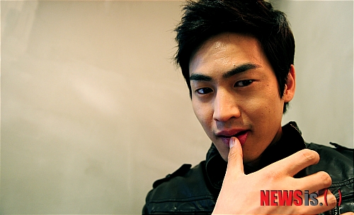 【서울=뉴시스】강진형 기자 = 영화 '완벽한 파트너'의 배우 김산호가 16일 오후 서울 종로구 한 카페에서 가진 인터뷰에 앞서 포즈를 취하고 있다.&nbsp; marrymero@newsis.com