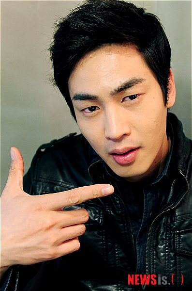 【서울=뉴시스】강진형 기자 = 영화 '완벽한 파트너'의 배우 김산호가 16일 오후 서울 종로구 한 카페에서 가진 인터뷰에 앞서 포즈를 취하고 있다.&nbsp; marrymero@newsis.com