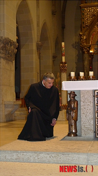 【뮌헨(독일)=뉴시스】김정환 기자 = 성 오틸리엔 수도원의 마우로 수사가 성당 내 제대에 자리한 성 김대건(1821~1846) 신부의 동상을 소개하고 있다. 성 오틸리엔 수도원은 성 베네딕토 수도회 산하로 독일 바이에른주 뮌헨 근교에 자리한다. ace@newsis.com 