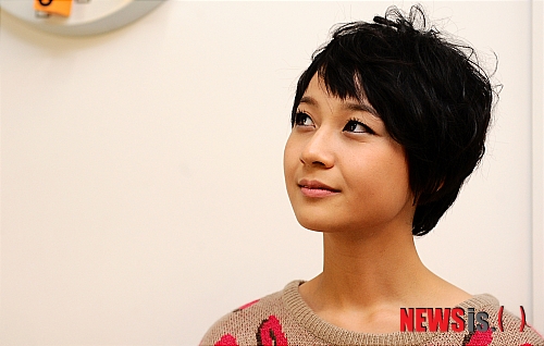 【서울=뉴시스】박종민 기자 = 영화 '창피해'의 배우 김꽃비가 17일 오후 서울 신사동 한 카페에서 뉴시스와의 인터뷰에 앞서 포즈를 취하고 있다.   jmc@newsis.com