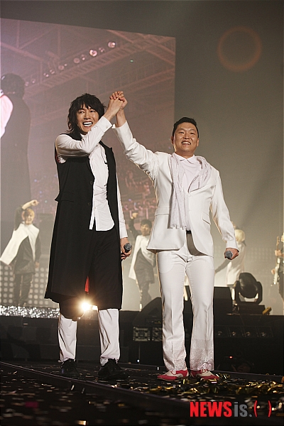 【인천=뉴시스】박영주 기자 = '공연쟁이' 김장훈(48)이 공황장애를 극복, 무대에 다시 우뚝 섰다. 가수 싸이(34)와 함께다.&nbsp; 김장훈은 19일 부평 삼상동 인천삼산월드체육관에서 열린 '김장훈 싸이의 완타치 2011'에서 "(공황장애) 건강상태는 많이 좋아졌다. 안 좋았으면 무대에 못 올랐을 것"이라고 말했다.&nbsp; "본래 올림픽을 주기로 한 번씩 쓰러졌는데 그 주기가 빨라졌다. 내가 쓰러질 것을 스스로도 알고 있었다. 이런 스케줄로 가다보면 인간으로서 쓰러질 수밖에 없다는 것을 스스로 잘 안다."&nbsp; "내 무대 연출을 하는 것도 노래를 하려는 장치다. 내가 원하는 노래를 하고 싶은데 문제는 지금 편안하다는 것이다. 내가 돈도 벌고 등도 따뜻하고 월세여도 40평에 살고 하니 처절하게 노래가 안 된다. 그래서 의도적으로 몸을 혹사시킨다. 죽어도 상관없다"는 자학 또는 배수진이다.&nbsp; 김장훈은 "유치하지만 어렸을 때는 노래가 안 되면 팔을 담배로 지졌다. 그게 내가 반팔을 못 입는 이유다. 또 머리를 아무 데나 박고 깨면서 막 살았다. 하지만 이제는 일상에서 누구보다 평범하게, 무대에서는 누구보다 미친 사람처럼 즐기고 싶다. 갈비뼈가 금이 가고 어깨에 철심을 박고 노래할 때도 좋았다. 이런 점을 생각할 때 나에게 공황장애가 있는 것은 다행인 것도 같다"고 털어놓았다.&nbsp; "노래를 21년 했는데 아직도 갈증이 난다. 누군가 나에게 한 가지를 주겠다고 한다면 열정을 달라고 하고 싶다. 지금도 열심히 하지만 어렸을 때 열정은 못 나온다. 싸이가 나의 스승이라고 말한 것은 그는 나에게 무대 연출기술을 배우지만 나는 열정을 배우기 때문"이라는 마음이다.&nbsp; 싸이는 "예전에는 김장훈 형이 왜 저렇게까지 하는지 이해가 가지 않았다. 처음 '완타치' 공연을 같이 돌 때 이상하다고 느낄 정도였다. 하지만 이제는 알 것 같다"고 이해했다.&nbsp; "내가 보기와는 다르게 외로움도 많이 타고 우울할 때도 많다. 외로움을 보일까봐 밝은 척 하고 살 때도 있다. 그럴 때마다 형과 얘기해보면 비슷한 면을 가지고 있다. 처음에는 무대가 왜 이렇게 치열한지 이해가 안 갔다. 하지만 무대 밖에서 행동에 제약을 받는 삶이 무대에서는 자유로워진다는 느낌이다. 이제는 무대의 에너지도 커지는 것 같다."&nbsp; 또 "장훈이 형과 함께한 3년 동안 무대 연출도 진짜 많이 배웠다"며 고마워했다.&nbsp; "2003년도 장훈이 형이 미국 유학을 갔다 온 후 내 공연을 연출해줬다. 그때 어깨 너머로 보고 혼자 공부했다. 그 다음 해 혼자 연출을 했다. 공연 연출을 하는 것을 한 번 봤으니 그걸 바탕으로 연출하는 방법밖에 없다. 결국 방법만 바꿔서 연출하기 시작했다. 장훈이 형이 크리에이티브에 대한 강박관념이 심하다. 차용하는 것을 싫어한다. 결국 내 공연에 형이 와서 언쟁이 있었고 2004~2006년 말도 안 하고 냉전기를 보냈다. '소나기' 부를 때나 화해했다"고 너스레를 떨었다.&nbsp; 김장훈은 "10~60대가 좋아하는 무대를 만들겠다는 생각에 연출을 했다. 나는 연출을 좋아하지 않는다. 그냥 노래만 하고 싶지만 나보다 괜찮은 연출자를 못 봤다. 믿을만한 연출자가 있으면 맡기고 싶다"면서도 "이번 '완타치'는 다행히 싸이가 1부를 다 연출했다. 그나마 편했다. 하나를 주면 그걸 상당히 응용을 잘한다"고 칭찬했다.&nbsp; 김장훈과 싸이는 12월9일 전국투어에 들어간다. 대구, 서울, 광주, 부산으로 이어진다. 12월31일 부산 사직실내체육관에서 열리는 '완타치' 피날레 공연 후 내년 3월 김장훈은 10명의 작곡가들에게 곡을 받아 정규 앨범을 만들 예정이다. 소극장 공연도 계획 중이다. 이번 공연에서 보여준 3D 오프닝도 마스터 해 더욱 완벽한 3D영상을 선보일 작정이다.&nbsp; 싸이는 내년 봄 새 앨범 타이틀곡까지 작업을 마쳤다. 또 김장훈의 영향을 받아 소극장 공연도 고려한다. "나는 상품이다. 대중이 나를 선택해준 용도가 있을 것이다. 상품으로서 값어치를 유지하려면 겁이 나고 외줄을 타는 느낌이다. 나이가 들면서 더 겁이 나는데 어느날부터 장훈이 형이 있다. 그물망 같은 느낌이다. 그물망이 생겼으니깐 화려한 외줄타기를 하려고 한다"며 우애를 과시했다.&nbsp; gogogirl@newsis.com