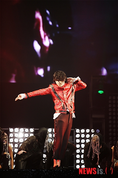 【인천=뉴시스】박영주 기자 = '공연쟁이' 김장훈(48)이 공황장애를 극복, 무대에 다시 우뚝 섰다. 가수 싸이(34)와 함께다.&nbsp; 김장훈은 19일 부평 삼상동 인천삼산월드체육관에서 열린 '김장훈 싸이의 완타치 2011'에서 "(공황장애) 건강상태는 많이 좋아졌다. 안 좋았으면 무대에 못 올랐을 것"이라고 말했다.&nbsp; "본래 올림픽을 주기로 한 번씩 쓰러졌는데 그 주기가 빨라졌다. 내가 쓰러질 것을 스스로도 알고 있었다. 이런 스케줄로 가다보면 인간으로서 쓰러질 수밖에 없다는 것을 스스로 잘 안다."&nbsp; "내 무대 연출을 하는 것도 노래를 하려는 장치다. 내가 원하는 노래를 하고 싶은데 문제는 지금 편안하다는 것이다. 내가 돈도 벌고 등도 따뜻하고 월세여도 40평에 살고 하니 처절하게 노래가 안 된다. 그래서 의도적으로 몸을 혹사시킨다. 죽어도 상관없다"는 자학 또는 배수진이다.&nbsp; 김장훈은 "유치하지만 어렸을 때는 노래가 안 되면 팔을 담배로 지졌다. 그게 내가 반팔을 못 입는 이유다. 또 머리를 아무 데나 박고 깨면서 막 살았다. 하지만 이제는 일상에서 누구보다 평범하게, 무대에서는 누구보다 미친 사람처럼 즐기고 싶다. 갈비뼈가 금이 가고 어깨에 철심을 박고 노래할 때도 좋았다. 이런 점을 생각할 때 나에게 공황장애가 있는 것은 다행인 것도 같다"고 털어놓았다.&nbsp; "노래를 21년 했는데 아직도 갈증이 난다. 누군가 나에게 한 가지를 주겠다고 한다면 열정을 달라고 하고 싶다. 지금도 열심히 하지만 어렸을 때 열정은 못 나온다. 싸이가 나의 스승이라고 말한 것은 그는 나에게 무대 연출기술을 배우지만 나는 열정을 배우기 때문"이라는 마음이다.&nbsp; 싸이는 "예전에는 김장훈 형이 왜 저렇게까지 하는지 이해가 가지 않았다. 처음 '완타치' 공연을 같이 돌 때 이상하다고 느낄 정도였다. 하지만 이제는 알 것 같다"고 이해했다.&nbsp; "내가 보기와는 다르게 외로움도 많이 타고 우울할 때도 많다. 외로움을 보일까봐 밝은 척 하고 살 때도 있다. 그럴 때마다 형과 얘기해보면 비슷한 면을 가지고 있다. 처음에는 무대가 왜 이렇게 치열한지 이해가 안 갔다. 하지만 무대 밖에서 행동에 제약을 받는 삶이 무대에서는 자유로워진다는 느낌이다. 이제는 무대의 에너지도 커지는 것 같다."&nbsp; 또 "장훈이 형과 함께한 3년 동안 무대 연출도 진짜 많이 배웠다"며 고마워했다.&nbsp; "2003년도 장훈이 형이 미국 유학을 갔다 온 후 내 공연을 연출해줬다. 그때 어깨 너머로 보고 혼자 공부했다. 그 다음 해 혼자 연출을 했다. 공연 연출을 하는 것을 한 번 봤으니 그걸 바탕으로 연출하는 방법밖에 없다. 결국 방법만 바꿔서 연출하기 시작했다. 장훈이 형이 크리에이티브에 대한 강박관념이 심하다. 차용하는 것을 싫어한다. 결국 내 공연에 형이 와서 언쟁이 있었고 2004~2006년 말도 안 하고 냉전기를 보냈다. '소나기' 부를 때나 화해했다"고 너스레를 떨었다.&nbsp; 김장훈은 "10~60대가 좋아하는 무대를 만들겠다는 생각에 연출을 했다. 나는 연출을 좋아하지 않는다. 그냥 노래만 하고 싶지만 나보다 괜찮은 연출자를 못 봤다. 믿을만한 연출자가 있으면 맡기고 싶다"면서도 "이번 '완타치'는 다행히 싸이가 1부를 다 연출했다. 그나마 편했다. 하나를 주면 그걸 상당히 응용을 잘한다"고 칭찬했다.&nbsp; 김장훈과 싸이는 12월9일 전국투어에 들어간다. 대구, 서울, 광주, 부산으로 이어진다. 12월31일 부산 사직실내체육관에서 열리는 '완타치' 피날레 공연 후 내년 3월 김장훈은 10명의 작곡가들에게 곡을 받아 정규 앨범을 만들 예정이다. 소극장 공연도 계획 중이다. 이번 공연에서 보여준 3D 오프닝도 마스터 해 더욱 완벽한 3D영상을 선보일 작정이다.&nbsp; 싸이는 내년 봄 새 앨범 타이틀곡까지 작업을 마쳤다. 또 김장훈의 영향을 받아 소극장 공연도 고려한다. "나는 상품이다. 대중이 나를 선택해준 용도가 있을 것이다. 상품으로서 값어치를 유지하려면 겁이 나고 외줄을 타는 느낌이다. 나이가 들면서 더 겁이 나는데 어느날부터 장훈이 형이 있다. 그물망 같은 느낌이다. 그물망이 생겼으니깐 화려한 외줄타기를 하려고 한다"며 우애를 과시했다.&nbsp; gogogirl@newsis.com