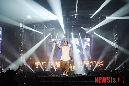 【인천=뉴시스】박영주 기자 = '공연쟁이' 김장훈(48)이 공황장애를 극복, 무대에 다시 우뚝 섰다. 가수 싸이(34)와 함께다.&nbsp; 김장훈은 19일 부평 삼상동 인천삼산월드체육관에서 열린 '김장훈 싸이의 완타치 2011'에서 "(공황장애) 건강상태는 많이 좋아졌다. 안 좋았으면 무대에 못 올랐을 것"이라고 말했다.&nbsp; "본래 올림픽을 주기로 한 번씩 쓰러졌는데 그 주기가 빨라졌다. 내가 쓰러질 것을 스스로도 알고 있었다. 이런 스케줄로 가다보면 인간으로서 쓰러질 수밖에 없다는 것을 스스로 잘 안다."&nbsp; "내 무대 연출을 하는 것도 노래를 하려는 장치다. 내가 원하는 노래를 하고 싶은데 문제는 지금 편안하다는 것이다. 내가 돈도 벌고 등도 따뜻하고 월세여도 40평에 살고 하니 처절하게 노래가 안 된다. 그래서 의도적으로 몸을 혹사시킨다. 죽어도 상관없다"는 자학 또는 배수진이다.&nbsp; 김장훈은 "유치하지만 어렸을 때는 노래가 안 되면 팔을 담배로 지졌다. 그게 내가 반팔을 못 입는 이유다. 또 머리를 아무 데나 박고 깨면서 막 살았다. 하지만 이제는 일상에서 누구보다 평범하게, 무대에서는 누구보다 미친 사람처럼 즐기고 싶다. 갈비뼈가 금이 가고 어깨에 철심을 박고 노래할 때도 좋았다. 이런 점을 생각할 때 나에게 공황장애가 있는 것은 다행인 것도 같다"고 털어놓았다.&nbsp; "노래를 21년 했는데 아직도 갈증이 난다. 누군가 나에게 한 가지를 주겠다고 한다면 열정을 달라고 하고 싶다. 지금도 열심히 하지만 어렸을 때 열정은 못 나온다. 싸이가 나의 스승이라고 말한 것은 그는 나에게 무대 연출기술을 배우지만 나는 열정을 배우기 때문"이라는 마음이다.&nbsp; 싸이는 "예전에는 김장훈 형이 왜 저렇게까지 하는지 이해가 가지 않았다. 처음 '완타치' 공연을 같이 돌 때 이상하다고 느낄 정도였다. 하지만 이제는 알 것 같다"고 이해했다.&nbsp; "내가 보기와는 다르게 외로움도 많이 타고 우울할 때도 많다. 외로움을 보일까봐 밝은 척 하고 살 때도 있다. 그럴 때마다 형과 얘기해보면 비슷한 면을 가지고 있다. 처음에는 무대가 왜 이렇게 치열한지 이해가 안 갔다. 하지만 무대 밖에서 행동에 제약을 받는 삶이 무대에서는 자유로워진다는 느낌이다. 이제는 무대의 에너지도 커지는 것 같다."&nbsp; 또 "장훈이 형과 함께한 3년 동안 무대 연출도 진짜 많이 배웠다"며 고마워했다.&nbsp; "2003년도 장훈이 형이 미국 유학을 갔다 온 후 내 공연을 연출해줬다. 그때 어깨 너머로 보고 혼자 공부했다. 그 다음 해 혼자 연출을 했다. 공연 연출을 하는 것을 한 번 봤으니 그걸 바탕으로 연출하는 방법밖에 없다. 결국 방법만 바꿔서 연출하기 시작했다. 장훈이 형이 크리에이티브에 대한 강박관념이 심하다. 차용하는 것을 싫어한다. 결국 내 공연에 형이 와서 언쟁이 있었고 2004~2006년 말도 안 하고 냉전기를 보냈다. '소나기' 부를 때나 화해했다"고 너스레를 떨었다.&nbsp; 김장훈은 "10~60대가 좋아하는 무대를 만들겠다는 생각에 연출을 했다. 나는 연출을 좋아하지 않는다. 그냥 노래만 하고 싶지만 나보다 괜찮은 연출자를 못 봤다. 믿을만한 연출자가 있으면 맡기고 싶다"면서도 "이번 '완타치'는 다행히 싸이가 1부를 다 연출했다. 그나마 편했다. 하나를 주면 그걸 상당히 응용을 잘한다"고 칭찬했다.&nbsp; 김장훈과 싸이는 12월9일 전국투어에 들어간다. 대구, 서울, 광주, 부산으로 이어진다. 12월31일 부산 사직실내체육관에서 열리는 '완타치' 피날레 공연 후 내년 3월 김장훈은 10명의 작곡가들에게 곡을 받아 정규 앨범을 만들 예정이다. 소극장 공연도 계획 중이다. 이번 공연에서 보여준 3D 오프닝도 마스터 해 더욱 완벽한 3D영상을 선보일 작정이다.&nbsp; 싸이는 내년 봄 새 앨범 타이틀곡까지 작업을 마쳤다. 또 김장훈의 영향을 받아 소극장 공연도 고려한다. "나는 상품이다. 대중이 나를 선택해준 용도가 있을 것이다. 상품으로서 값어치를 유지하려면 겁이 나고 외줄을 타는 느낌이다. 나이가 들면서 더 겁이 나는데 어느날부터 장훈이 형이 있다. 그물망 같은 느낌이다. 그물망이 생겼으니깐 화려한 외줄타기를 하려고 한다"며 우애를 과시했다.&nbsp; gogogirl@newsis.com