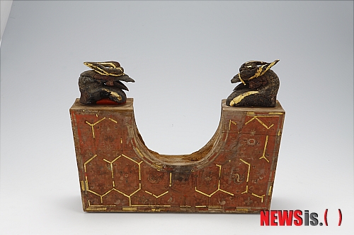 【서울=뉴시스】백영미 기자 = 국립공주박물관(관장 김승희)이 '제3회 역사문화아카데미-무령왕릉 출토유물에 대한 이해'를 주제로 23일 오후 2시 박물관 강당에서 강좌를 연다.&nbsp; 국내 학자들이 주제별로 강의를 하면서 우리나라의 역사와 문화를 널리 알리고자 마련한 프로그램이다.&nbsp; 강우방 전 국립경주박물관장이 '채색 분석법'이라는 새로운 연구방법을 통해 무령왕릉 출토 왕비 두침과 족좌에 그려져 있는 문양과 관련한 연구 결과를 발표한다.&nbsp; 누구나 참관할 수 있다.&nbsp;&nbsp; 한편, 국립공주박물관과 중앙문화재연구원(원장 조상기)은 무령왕릉 발굴 40주년을 기념해 백제 25대 무령왕과 왕비의 무덤인 무령왕릉을 주제로 '제3회 역사문화아카데미'를 열고 있다.&nbsp; positive100@newsis.com&nbsp;&nbsp; 