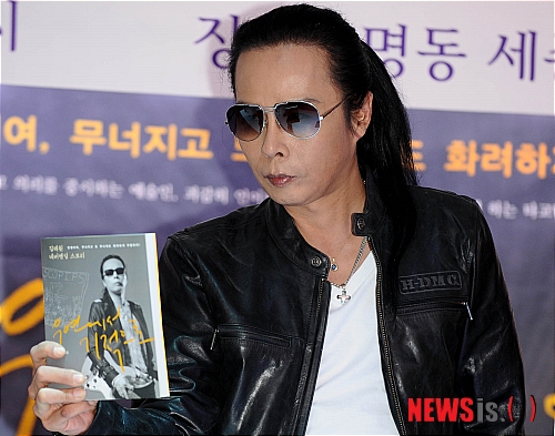 【서울=뉴시스】박문호 기자 = 가수 김태원이 21일 오후 서울 중구 충무로 세종호텔에서 열린 '네버엔딩 스토리' 출간 기념 기자간담회에서 책을 들어보이고 있다.&nbsp;&nbsp; go2@newsis.com