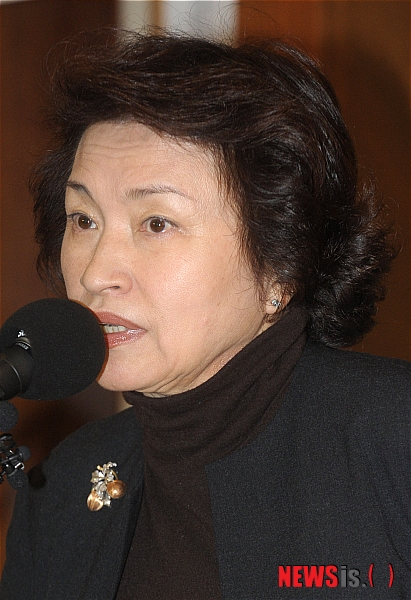 【서울=뉴시스】조종원 기자 = 21일 오후 서울 중구 프레스센터에서 열린 바이올리니스트 정경화 독주회 간담회에서 바이올리니스트 정경화가 기자의 질문에 답변하고 있다.&nbsp; choswat@newsis.com