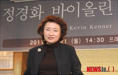 【서울=뉴시스】조종원 기자 = 21일 오후 서울 중구 프레스센터에서 열린 바이올리니스트 정경화 독주회 간담회에서 바이올리니스트 정경화가 포토타임을 진행하고 있다.&nbsp; choswat@newsis.com