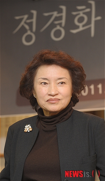 【서울=뉴시스】조종원 기자 = 21일 오후 서울 중구 프레스센터에서 열린 바이올리니스트 정경화 독주회 간담회에서 바이올리니스트 정경화가 포토타임을 진행하고 있다.&nbsp; choswat@newsis.com