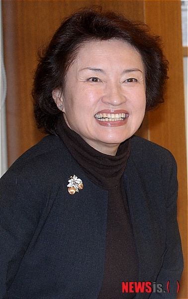 【서울=뉴시스】조종원 기자 = 21일 오후 서울 중구 프레스센터에서 열린 바이올리니스트 정경화 독주회 간담회에서 바이올리니스트 정경화가 취재진을 향해 인사를 하고 있다.&nbsp; choswat@newsis.com