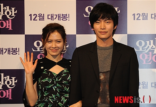 【서울=뉴시스】김영욱 기자 = 21일 오후 서울 성동구 왕십리 CGV에서 열린 로맨틱 코미디 '오싹한 연애' 언론시사회에 참석한 배우 손예진, 이민기가 손을 들어 인사하고 있다.&nbsp; mirage@newsis.com