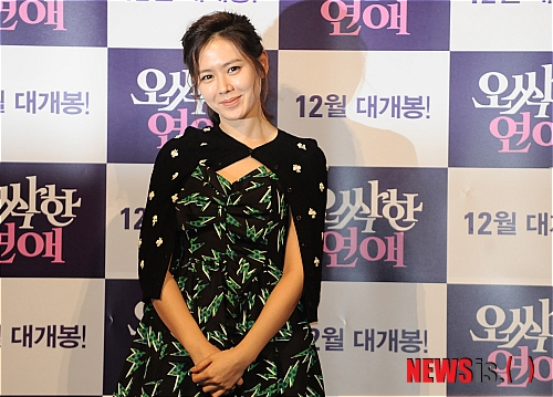 【서울=뉴시스】김영욱 기자 = 21일 오후 서울 성동구 왕십리 CGV에서 열린 로맨틱 코미디 '오싹한 연애' 언론시사회에 참석한 배우 손예진이 미소를 짓고 있다.&nbsp; mirage@newsis.com