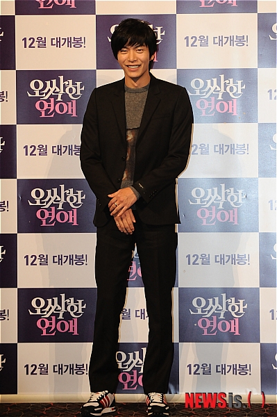 【서울=뉴시스】김영욱 기자 = 21일 오후 서울 성동구 왕십리 CGV에서 열린 로맨틱 코미디 '오싹한 연애' 언론시사회에 참석한 배우 이민기가 밝게 웃고 있다.&nbsp; mirage@newsis.com