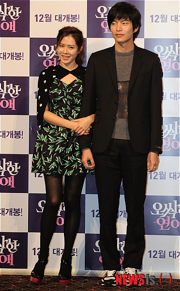 【서울=뉴시스】김영욱 기자 = 21일 오후 서울 성동구 왕십리 CGV에서 열린 로맨틱 코미디 '오싹한 연애' 언론시사회에 참석한 배우 손예진, 이민기가 사진취재를 위해 포즈를 취하고 있다.&nbsp; mirage@newsis.com