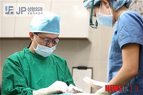 【서울=뉴시스헬스/뉴시스】 제이피 모발이식센터 최종필 원장이 시술을 진행하고 있다. (사진=제이피 모발이식센터 제공) 조진성기자 cjs@newsishealth.com