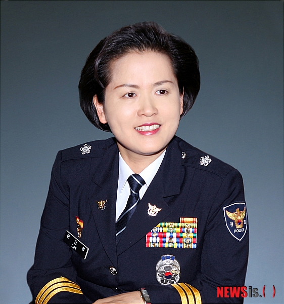 【청주=뉴시스】박세웅 기자 = 경찰청이 23일 단행한 치안감 승진 및 전보 인사에서 충북 청주출신인 이금형(사진) 광주지방경찰청장 직무대행(경무관)이 여성으로는 처음으로 치안감으로 승진했다, (사진=광주지방경찰청 제공)&nbsp; swpark@newsis.com 