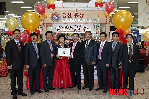 【대전=뉴시스】유효상 기자 = 금산군 해외시장개척단(단장 박동철 군수)은 지난 17일부터 21일까지 5일간 미국(LA) 오렌지카운티에서 금산인삼 홍보세미나 개최, 금홍매장 개설 등 다양한 금산인삼 마케팅을 전개했다. 사진은 미주 진출 금홍매장 1호점이 미국(LA) 오렌지카운티 아리랑마켓에 개설돼 해외시장개척단이 축하행사를 갖고 있는 모습이다. (사진=금산군 제공)&nbsp; yreporter@newsis.com