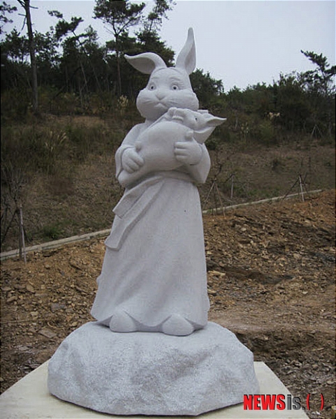 【사천=뉴시스】문병기 기자 = 별주부전의 고향으로 알려진 경남 사천시 서포면 비토리 별주부전 테마파크에 용궁간 남편 토끼를 기다리는 ‘토끼상’이 23일 건립됐다.(사진=사천시 제공) photo@newsis.com 