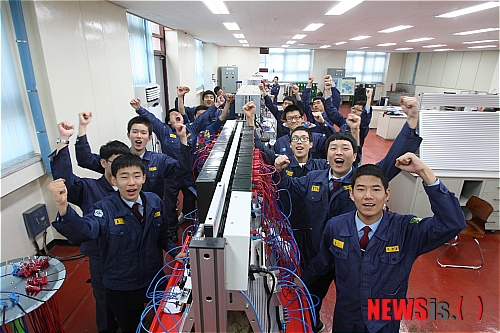 【포항=뉴시스】강진구 기자 = 경북 포철공고 자동화기계과 2학년 학생들이 23일 오전 유공압 실습을 하다 마이스터고 지정 소식을 듣고 환호하고 있다. (사진=포스코교육재단 제공)&nbsp;&nbsp; photo@newsis.com&nbsp; 