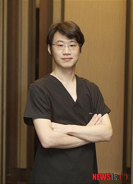 【서울=뉴시스헬스/뉴시스】 휴먼성형외과의원 김국현 원장. (사진=휴먼성형외과의원 제공) 조진성기자 cjs@newsishealth.com