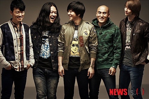 【서울=뉴시스】이재훈 기자 = 록밴드 'YB'가 1년4개월 만에 새 미니앨범 '흰수염고래'를 24일 발표했다. 매니지먼트사 다음기획에 따르면, 타이틀곡은 '흰수염고래'다.&nbsp; YB의 보컬 윤도현(39)이 흰수염고래 관련 다큐멘터리 프로그램을 본 뒤 만들었다. 흰수염고래의 사연에 사람이 살아가는 이야기를 투영했다.&nbsp; 윤도현은 "우리가 살고 있는 지금은 힘이 센 사람이 남을 무시하고 상처를 주며 살아가는 시대"라며 "흰수염고래는 지구상에서 천적이 없을 만큼 가장 크고 힘이 세지만 다른 누군가를 위협하거나 피해를 주지 않고 언제나 묵묵하고 조용히 자신의 갈 길을 간다"고 말했다. "우리도 흰수염고래처럼 살아갔으면 하는 바람을 담아 노래를 만들었다"는 것이다.&nbsp;&nbsp; '흰수염고래'는 YB 음반 처음으로 40인 풀오케스트라가 참여했다. 이 곡의 뮤직비디오는 비디오아티스트 삭개오 감독이 연출했다. 앨범 재킷 이미지는 일러스트 작가 세난3가 흰수염고래를 모티브로 삼고 YB 멤버들을 캐릭터화해서 그렸다.&nbsp; 이밖에 앨범에는 YB 첫 트로트 록인 '사랑은 교통사고'와 지난달 디지털싱글로 선보인 '꿈을 뺏고 있는 범인을 찾아라', 2006년 발표한 YB 7집의 수록곡이자 YB가 MBC TV '우리들의 일밤-서바이벌 나는 가수다'에서 불러 다시 주목받은 '나는 나비'와 '잇 번스(It Burns)' 등 총 5곡이 실렸다.&nbsp; 한편, YB는 10월부터 전국투어 '초심유지인증콘서트-청춘'을 펼치는 중이다. 12월 30, 31일 서울 올림픽공원 올림픽홀 콘서트 '통하다'는 이번 새 음반 수록곡 위주로 꾸민다.&nbsp; realpaper7@newsis.com