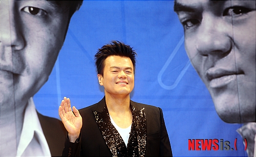 【서울=뉴시스】박상훈 기자 = SBS 오디션 프로그램 'K팝스타' 제작발표회가 열린 24일 오후 서울 목동 SBS센터에서 심사위원으로 출연하는 박진영이 포토타임을 갖고 포즈를 취하고 있다.&nbsp; hyalinee@newsis.com