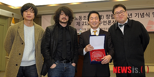 【서울=뉴시스】조종원 기자 = 24일 저녁 서울 중구 프레스센터에서 열린 '전국언론노동조합 창립 23주년 기념식 및 제21회 민주언론상 시상식'에서 본상을 수상한 나는 꼼수다 팀이 기념촬영을 하고 있다. 왼쪽부터 주진우 시사인 기자, 김어준 딴지일보 총수, 정봉주 민주당 전 의원, 김용민 PD.&nbsp; choswat@newsis.com