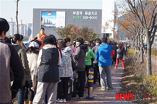 【김해=뉴시스】김상우 기자 = 25일 김해시 부원동 푸르지오 분양을 받기 위해 많은 사람들이 아침부터 모델하우스 앞에서 길게 줄을 섰다. 고려개발이 시행하고 대우건설이 시공하는 부원역 푸르지오는 이날 오전 11시 모델하우스를 오픈했다.&nbsp;&nbsp; woo@newsis.com&nbsp; 