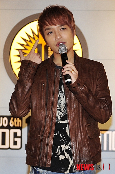 【서울=뉴시스】조성봉 기자 = 25일 오후 서울 마포구 홍대 상상마당에서 열린 '다이나믹듀오 10주년 기념전시회' 기자간담회에서 가수 쌈디가 다이나믹 듀오를 응원하는 발언을 하고 있다.데뷔 10주년을 맞은 다이나믹 듀오는 25일부터 12월 4일까지 홍대 상상마당 3층 갤러리에서 ‘AMOEBA THE EXHIBITION’라는 타이틀로 전시회를 개최한다.&nbsp; suncho21@newsis.com 