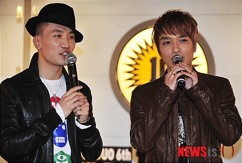 【서울=뉴시스】조성봉 기자 = 25일 오후 서울 마포구 홍대 상상마당에서 열린 '다이나믹듀오 10주년 기념전시회' 기자간담회에서 가수 쌈디(오른쪽)가 다이나믹 듀오를 응원하고 있다. 데뷔 10주년을 맞은 다이나믹 듀오는 25일부터 12월 4일까지 홍대 상상마당 3층 갤러리에서 ‘AMOEBA THE EXHIBITION’라는 타이틀로 전시회를 개최한다.&nbsp; suncho21@newsis.com 