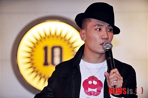 【서울=뉴시스】조성봉 기자 = 25일 오후 서울 마포구 홍대 상상마당에서 열린 '다이나믹듀오 10주년 기념전시회' 기자간담회에서 메버 개코가 취재진의 질문에 답하고 있다.데뷔 10주년을 맞은 다이나믹 듀오는 25일부터 12월 4일까지 홍대 상상마당 3층 갤러리에서 ‘AMOEBA THE EXHIBITION’라는 타이틀로 전시회를 개최한다.&nbsp;&nbsp; suncho21@newsis.com 