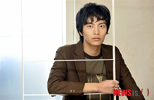 【서울=뉴시스】홍찬선 기자 = 영화 ‘오싹한 연애’의 주연배우인 배우 이민기가 25일 오후 서울 종로구 팔판동의 한 카페에서 인터뷰를 하며 포즈를 취하고 있다.&nbsp; mania@newsis.com
