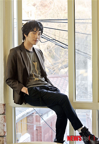 【서울=뉴시스】홍찬선 기자 = 영화 ‘오싹한 연애’의 주연배우인 배우 이민기가 25일 오후 서울 종로구 팔판동의 한 카페에서 인터뷰를 하며 포즈를 취하고 있다.&nbsp; mania@newsis.com
