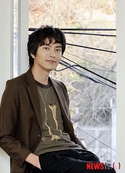 【서울=뉴시스】홍찬선 기자 = 영화 ‘오싹한 연애’의 주연배우인 배우 이민기가 25일 오후 서울 종로구 팔판동의 한 카페에서 인터뷰를 하며 포즈를 취하고 있다. mania@newsis.com