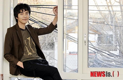 【서울=뉴시스】홍찬선 기자 = 영화 ‘오싹한 연애’의 주연배우인 배우 이민기가 25일 오후 서울 종로구 팔판동의 한 카페에서 인터뷰를 하며 포즈를 취하고 있다.&nbsp; mania@newsis.com