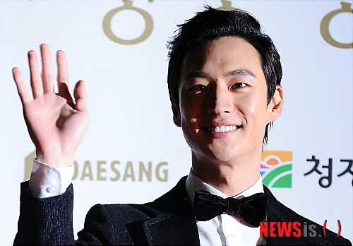 【서울=뉴시스】박문호 기자 = 배우 이제훈이 25일 오후 서울 동대문구 경희대학교 평화의 전당에서 열린 '제 32회 청룡영화제 시상식' 포토월에서 포즈를 취하고 있다.&nbsp; go2@newsis.com
