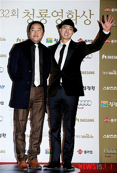 【서울=뉴시스】박문호 기자 = 배우 박해일(오른쪽)과 김한빈 감독이 25일 오후 서울 동대문구 경희대학교 평화의 전당에서 열린 '제 32회 청룡영화제 시상식' 포토월에서 포즈를 취하고 있다.&nbsp; go2@newsis.com