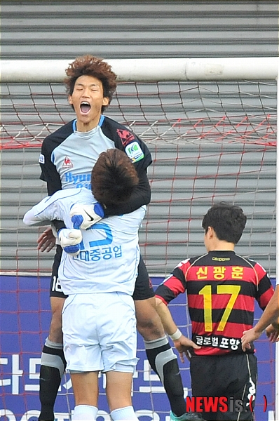 【울산=뉴시스】장지승 기자 = 26일 오후 포항스틸야드에서 열린 K리그 포항스틸러스와 울산현대의 경기에서 울산 김승규 골키퍼가 2차례의 패널티킥을 모두 막아낸 뒤 기뻐하고 있다.&nbsp; jjs@newsis.com