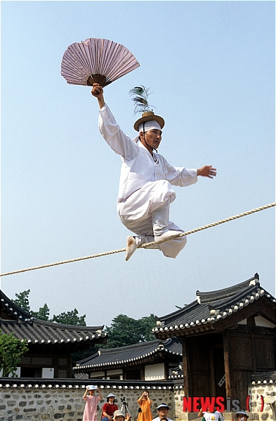 【서울=뉴시스】백영미 기자 = 한국의 전통무예 택견과 전통놀이인 줄타기, 그리고 한산모시짜기가 유네스코 무형문화유산으로 등재됐다.&nbsp; 22~29일 인도네시아 발리에서 열리는 제6차 유네스코 무형유산위원회는 28일 택견·줄타기·한산모시짜기를 무형유산으로 선정했다. 유네스코 무형유산위원회 산하 심사소위원회인 심사보조기구의 심사와 무형유산위원회의 회의 등을 거쳤다.&nbsp; 택견은 무예로서는 세계에서 처음으로 무형문화유산으로 등재됐다. 현지 담당자는 "터키의 오일 레슬링이 올라와 있지만 무예는 심신을 단련하기 위한 것이다. 따라서 즐기는 축제 개념의 오일 레슬링은 무예가 아니다"고 지적했다.&nbsp; 한국은 종묘제례와 종묘제례악, 판소리, 강릉단오제, 강강술래, 남사당놀이, 영산재, 제주칠머리당영등굿, 처용무, 가곡, 대목장, 매사냥에 이어 인류무형유산을 모두 14건 보유하게 됐다.&nbsp; 심사보조기구는 각국이 신청한 유산 총 49건의 등재신청서를 심사해 등재(inscribe), 정보보완(refer), 등재불가(not to inscribe)로 구분해 무형유산위원회에 권고했다. 택견과 줄타기는 등재기준을 모두 충족시킨다며 등재를 권고했다.&nbsp; 택견은 흐느적거리는 율동적인 동작으로 상대를 발로 차거나 넘어뜨리는 기술이 특징이다. 부드러워 보이지만 다양한 공격과 수비 기술을 선보이는 효과적인 무예다. 남녀노소 누구나 즐길 수 있는 생활무예이기도 하다.&nbsp; 1976년 문화재청 무형문화재과가 중요무형문화재로 지정했다. 50여명의 공식 이수자가 있으며, 한국전통택견협회가 택견의 전승과 발전에 중요한 역할을 담당하고 있다.&nbsp;&nbsp; 줄타기는 3현6각(피리2, 해금1, 장구1, 대금1, 북1)의 연주 속에서 줄을 타는 줄광대, 땅에 있는 어릿광대, 그리고 관객이 야외에서 함께 만드는 전통 놀이다. 기예 위주의 다른 나라와 달리 판줄 형식의 놀음은 우리나라 줄타기의 특성이다. 줄타기 놀음을 처음부터 끝까지 보여주는 것이 판줄이다. 줄광대는 다양한 줄타기 기술과 재담, 노래, 춤을 선보인다. 어릿광대는 줄광대와 얘기를 주고받고 악사들은 음악을 연주한다.&nbsp; 우리나라의 줄타기 전승은 경기 줄타기보존회를 중심으로 이뤄지고 있다. 줄타기 교육은 기능보유자가 전수생을 지도하는 전수교육, 체험학습, 하계캠프 등 대중교육으로 구분된다. 역시 1976년 문화재청 무형문화재과가 중요무형문화재로 지정했다.&nbsp; 한편 심사보조기구는 한국정부가 택견, 줄타기, 한산모시짜기와 함께 등재를 신청한 나전장, 석전대제, 조선왕조 궁중음식 등 3건은 일부 등재기준을 충족하지 못했다는 이유로 무형유산위원회에 '정보보완'을 권고했고 무형유산위원회의 회의에서도 '정보보완'을 받았다.&nbsp; positive100@newsis.com 