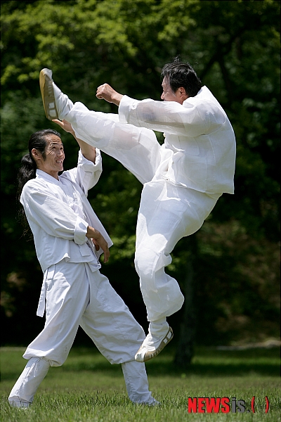 【서울=뉴시스】백영미 기자 = 한국의 전통무예 택견과 전통놀이인 줄타기, 그리고 한산모시짜기가 유네스코 무형문화유산으로 등재됐다.&nbsp; 22~29일 인도네시아 발리에서 열리는 제6차 유네스코 무형유산위원회는 28일 택견·줄타기·한산모시짜기를 무형유산으로 선정했다. 유네스코 무형유산위원회 산하 심사소위원회인 심사보조기구의 심사와 무형유산위원회의 회의 등을 거쳤다.&nbsp; 택견은 무예로서는 세계에서 처음으로 무형문화유산으로 등재됐다. 현지 담당자는 "터키의 오일 레슬링이 올라와 있지만 무예는 심신을 단련하기 위한 것이다. 따라서 즐기는 축제 개념의 오일 레슬링은 무예가 아니다"고 지적했다.&nbsp; 한국은 종묘제례와 종묘제례악, 판소리, 강릉단오제, 강강술래, 남사당놀이, 영산재, 제주칠머리당영등굿, 처용무, 가곡, 대목장, 매사냥에 이어 인류무형유산을 모두 14건 보유하게 됐다.&nbsp; 심사보조기구는 각국이 신청한 유산 총 49건의 등재신청서를 심사해 등재(inscribe), 정보보완(refer), 등재불가(not to inscribe)로 구분해 무형유산위원회에 권고했다. 택견과 줄타기는 등재기준을 모두 충족시킨다며 등재를 권고했다.&nbsp; 택견은 흐느적거리는 율동적인 동작으로 상대를 발로 차거나 넘어뜨리는 기술이 특징이다. 부드러워 보이지만 다양한 공격과 수비 기술을 선보이는 효과적인 무예다. 남녀노소 누구나 즐길 수 있는 생활무예이기도 하다.&nbsp; 1976년 문화재청 무형문화재과가 중요무형문화재로 지정했다. 50여명의 공식 이수자가 있으며, 한국전통택견협회가 택견의 전승과 발전에 중요한 역할을 담당하고 있다.&nbsp;&nbsp; 줄타기는 3현6각(피리2, 해금1, 장구1, 대금1, 북1)의 연주 속에서 줄을 타는 줄광대, 땅에 있는 어릿광대, 그리고 관객이 야외에서 함께 만드는 전통 놀이다. 기예 위주의 다른 나라와 달리 판줄 형식의 놀음은 우리나라 줄타기의 특성이다. 줄타기 놀음을 처음부터 끝까지 보여주는 것이 판줄이다. 줄광대는 다양한 줄타기 기술과 재담, 노래, 춤을 선보인다. 어릿광대는 줄광대와 얘기를 주고받고 악사들은 음악을 연주한다.&nbsp; 우리나라의 줄타기 전승은 경기 줄타기보존회를 중심으로 이뤄지고 있다. 줄타기 교육은 기능보유자가 전수생을 지도하는 전수교육, 체험학습, 하계캠프 등 대중교육으로 구분된다. 역시 1976년 문화재청 무형문화재과가 중요무형문화재로 지정했다.&nbsp; 한편 심사보조기구는 한국정부가 택견, 줄타기, 한산모시짜기와 함께 등재를 신청한 나전장, 석전대제, 조선왕조 궁중음식 등 3건은 일부 등재기준을 충족하지 못했다는 이유로 무형유산위원회에 '정보보완'을 권고했고 무형유산위원회의 회의에서도 '정보보완'을 받았다.&nbsp; positive100@newsis.com 