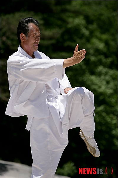 【서울=뉴시스】백영미 기자 = 한국의 전통 무예인 택견이 인도네시아 발리 제6차 유네스코 무형유산위원회에서 28일 세계무형유산으로 선정됐다. 무예로서는 최초다.&nbsp; 중요무형문화재 76호 택견 예능보유자인 정경화(57)씨는 "우리나라에는 900여개나 되는 많은 무예가 있다. 종교보다 더 많을 정도로 무예가 활성화돼 있지만 국가지정 무형문화재는 택견 뿐"이라면서 "택견이 엄청난 일을 해냈다"며 기쁨을 감추지 못했다.&nbsp; 택견은 흐느적거리는 율동적인 동작으로 상대를 발로 차거나 넘어뜨리는 기술이 특징이다. 부드러워 보이지만 다양한 공격과 수비 기술을 선보인다. 고구려 시대 고분벽화를 비롯해 '고려사', '조선왕조실록' 등에 기록으로 남겨져 전해질 정도로 오랜 전통을 자랑한다. 1976년 문화재청 무형문화재과가 중요무형문화재로 지정했다.&nbsp; 정씨는 "올림픽 종목인 태권도는 스포츠화 되면서 룰에 제약을 받다보니 본래의 성격이 퇴색했다"면서 "택견은 무예라는 큰 틀에서 발달돼야 한다"고 강조했다. "무예 안에서 스포츠적인 성격을 살리며 발전시켜 나가야 한다. 룰에 제약을 받게 되면 일부 기술 등이 중심이 되면서 택견 고유의 모습이 사라질 수 있다."&nbsp; 물론, 태권도와 공동발전을 바란다. "전통무예의 뿌리인 택견을 지켜나가면서 올림픽 종목인 태권도도 함께 발전시켜 나가야 한다"는 마음이다.&nbsp; 1995년 인간문화재가 된 정씨는 40년 가까이 택견을 해왔다. "택견은 부드러운 몸놀림 속에서 기본적으로 품밟기, 활갯짓, 발길로 구성돼 있다. 궁실거리고 능청거리는 몸짓 속에서 공격과 방어가 이뤄진다"고 설명했다. "남녀노소 누구나 할 수 있는 생활무예이며 나이에 관계없이 할 수 있어 생명력이 길다"고 짚었다.&nbsp; 50여명의 공식 이수자가 있으며, 한국전통택견협회와 택견전수관이 택견의 전승과 발전에 중요한 역할을 하고 있다. 정씨는 충북 충주 호암동 택견전수관 관장이기도 하다.&nbsp; "택견전수관에서는 2003년부터 무형문화재 전수자를 대상으로 학점은행제를 운영하면서 한 달에 한 번 정기교육을 하고 있다. 예능보유자와 교육보조자로부터 교육을 받은 뒤 문화재청의 심의를 거쳐 전수관의 교육보조자가 될 수 있는 기회도 제공한다"고 전했다.&nbsp; "택견이 세계 무형유산으로 등재되면서 한국을 넘어 세계로 도약하는 단계에 오게 됐다"며 "무형유산은 한 번 맥이 끊기면 복원하기 어려운데 정부의 지원은 열악한 상황이다. 정부의 적극적인 지원과 국민들의 관심과 애정이 필요하다"고 강조했다.&nbsp; positive100@newsis.com