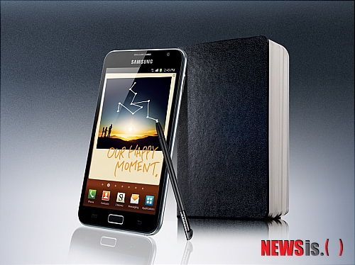 【서울=뉴시스】삼성전자는 28일 서초사옥 다목적홀에서 국내 미디어 행사를 갖고 전략 스마트 기기 '갤럭시 노트'를 국내 시장에 출시한다고 밝혔다. 세계에서 처음으로 한국에서 출시하는 것이다.(사진=삼성전자 제공)&nbsp; photo@newsis.com 