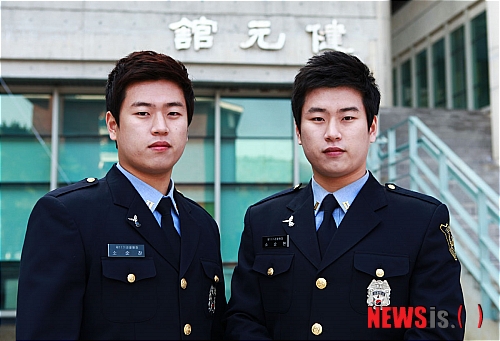 【금산=뉴시스】유순상 기자 = 중부대학교는 최근 실시된 2011년도 하반기 일반경찰시험에서 경찰행정학과 소순현·순찬씨 쌍둥이가 나란히 합격했다고 28일 밝혔다.(사진=중부대 제공)&nbsp; ssyoo@newsis.com