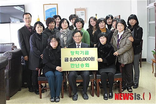 【대전=뉴시스】유순상 기자 = 대전만년고 후원모임인 '만년송회' 회원들이 일일찻집을 운영해 모금한 돈 800만원을 장학금으로 써달라며 28일 대전만년고를 찾아 이상수(앞줄 가운데) 교장에게 전달한뒤 기념촬영을 하고 있다.(사진=대전교육청 제공)&nbsp;&nbsp; ssyoo@newsis.com