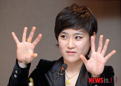 【서울=뉴시스】박동욱 기자 = 첼리스트 장한나가 28일 오전 서울 중구 플라자호텔에서 열린 첼로 리사이틀 기자간담회에 참석해 취재진의 질문에 답하고 있다. 장한나는 2009년 브람스 소나타 리사이틀에서 호흡을 맞춘 파트너 피닌 콜린스와 함께 한국 관객이 사랑하는 클래식 레퍼토리로 예술의전당에서 다음달 8일 독주회를 가질 예정이다.&nbsp;&nbsp; fufus@newsis.com