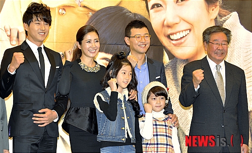 【서울=뉴시스】최동준 기자 = 28일 오전 서울 반포동 팔레스호텔에서 열린 채널A 드라마 '천상의 화원, 곰배령' 제작발표회에서 배우들이 파이팅을 외치고 있다. 뒷줄 왼쪽부터 배우 현우성, 유호정, 김호진, 최불암, 앞줄 오른쪽부터 배우 안서현, 김새론.&nbsp; photocdj@newsis.com